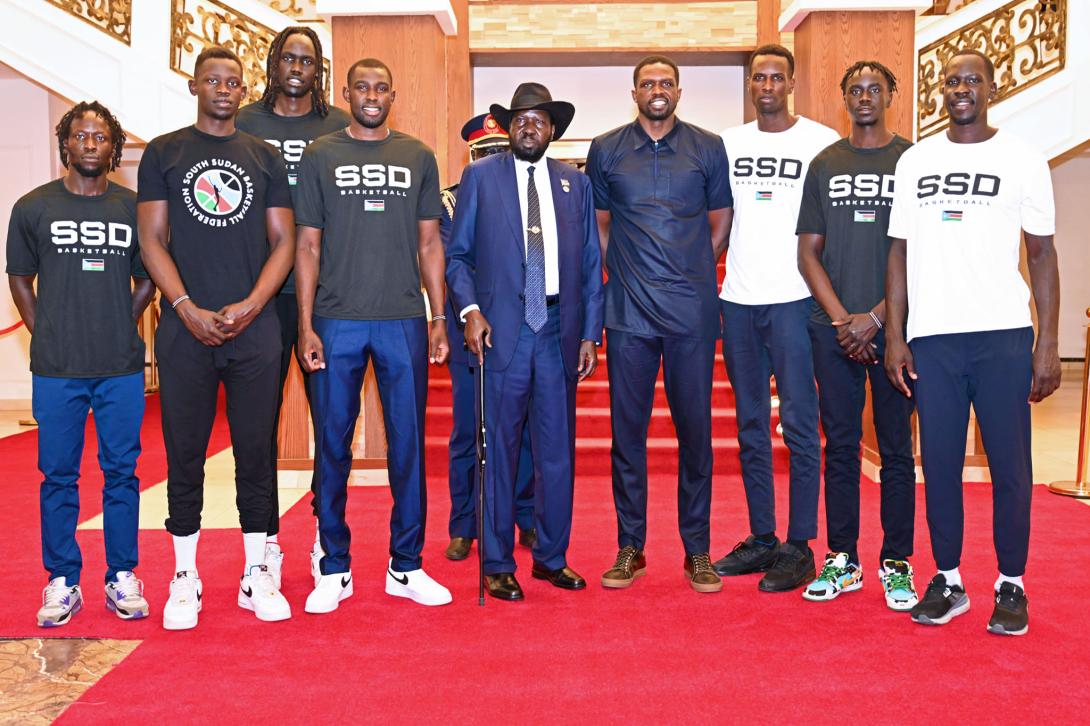 President Kiir take pictures with SSD basketball players